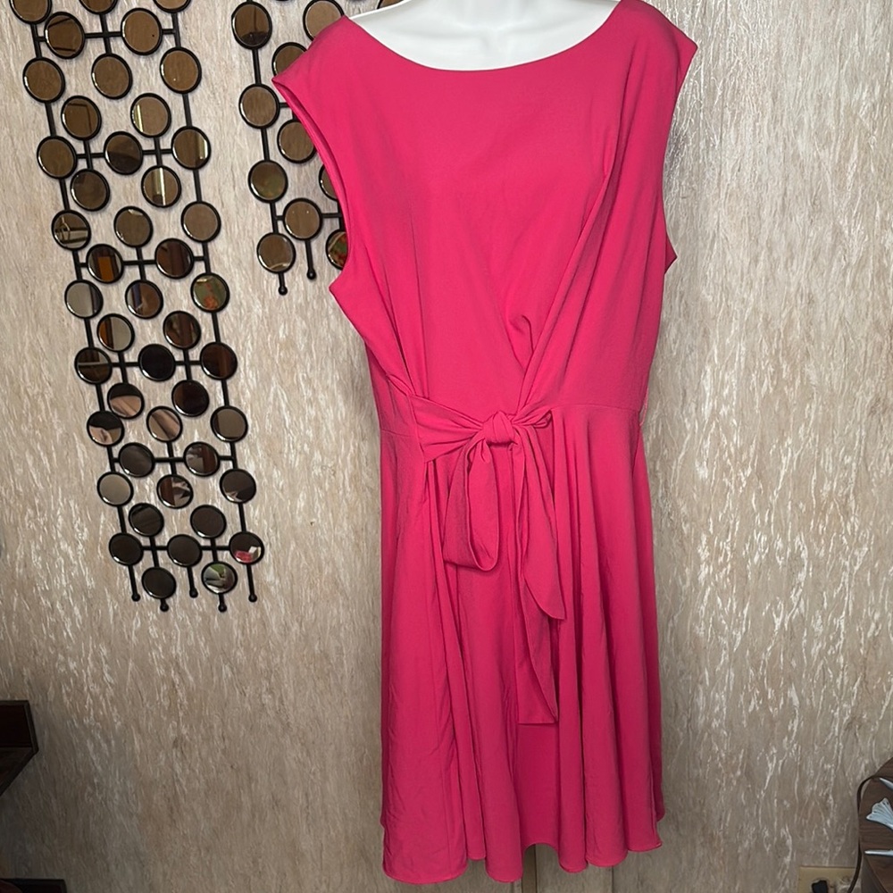 Elegant Sleeveless Midi Dress in Vibrant Pink